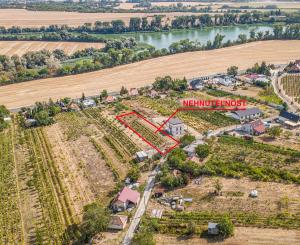 Slnečný pozemok s viničom a nádherným výhľadom