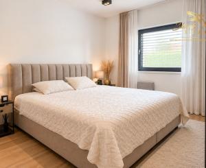 Rezervované  Moderný 4-izbový rodinný dom so zastrešenou terasou a krásnou záhradou, Viničné