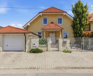 Nadštandardný 4- izbový rodinný dom s bazénom a krbom - Viničné