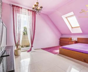 Nadštandardný 4- izbový rodinný dom s bazénom a krbom - Viničné