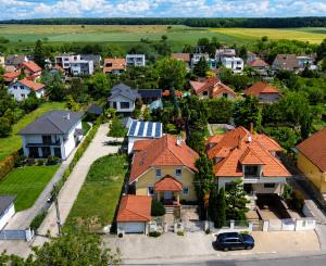 Nadštandardný 4- izbový rodinný dom s bazénom a krbom - Viničné