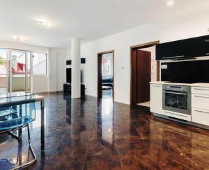 NA PRENÁJOM 2-IZBOVÝ REZIDENČNÝ APARTMÁN V CENTRE 