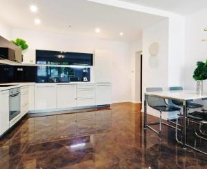 NA PRENÁJOM 2-IZBOVÝ REZIDENČNÝ APARTMÁN V CENTRE 
