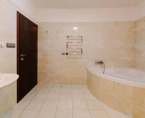 NA PRENÁJOM 2-IZBOVÝ REZIDENČNÝ APARTMÁN V CENTRE 