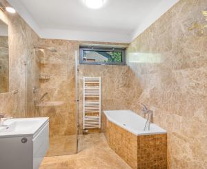 Luxusný 5i byt | 155 m², krb, terasa | Výhľad na Dunaj | Hradný kopec | Ihneď