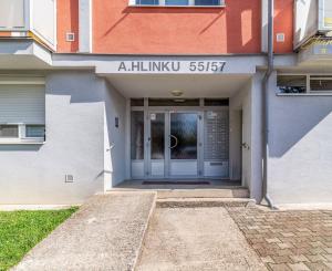 3-IZBOVÝ BYT S 2 BALKÓNMI A LOGGIOU NA ULICI A. HLINKU | PIEŠŤANY