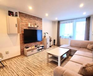 3 IZBOVÝ BYT  PO REKONŠTRUKCII S PRESKLENÝM BALKÓNOM,HODVÁBNA ULICA TREBIŠOV