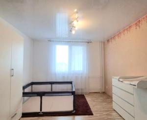 3 IZBOVÝ BYT  PO REKONŠTRUKCII S PRESKLENÝM BALKÓNOM,HODVÁBNA ULICA TREBIŠOV