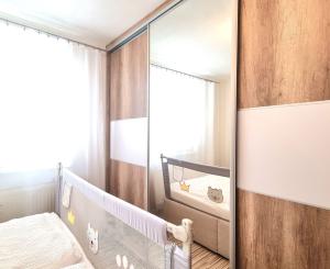 3 IZBOVÝ BYT  PO REKONŠTRUKCII S PRESKLENÝM BALKÓNOM,HODVÁBNA ULICA TREBIŠOV