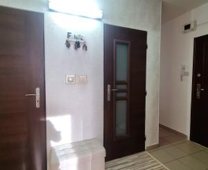 3 IZBOVÝ BYT  PO REKONŠTRUKCII S PRESKLENÝM BALKÓNOM,HODVÁBNA ULICA TREBIŠOV