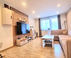 3 IZBOVÝ BYT  PO REKONŠTRUKCII S PRESKLENÝM BALKÓNOM,HODVÁBNA ULICA TREBIŠOV