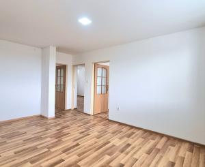 4-IZBOVÝ BYT PO KOMPLETNEJ REKONŠTRUKCII S GARÁŽOU A ZÁHRADKOU V OBCI HRAŇ