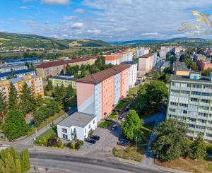 INVESTIČNÁ PRÍLEŽITOSŤ V STROPKOVE: NA PREDAJ moderná 2-podlažná polyfunkčná budova s vlastným parkovaním!
