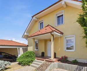 DOHODA MOŽNÁ  Na predaj krásny 4- izbový rodinný dom s bazénom a krbom - Viničné