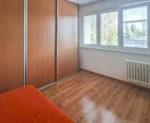 Hotová investícia v Komárne: zariadený 1-izbový byt po rekonštrukcii pri stanici