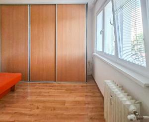Hotová investícia v Komárne: zariadený 1-izbový byt po rekonštrukcii pri stanici