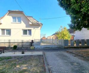 RODINNÝ DOM  v KOŽUCHOVE s obrovským pozemkom len 7 km od Trebišova