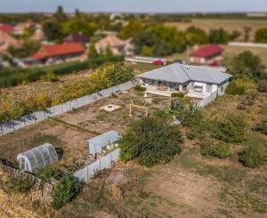 NOVÁ CENA : Novostavba rodinného bungalovu s veľkorysým pozemkom a prémiovým štandardom - Šurany