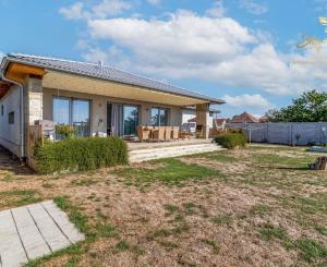 NOVÁ CENA : Novostavba rodinného bungalovu s veľkorysým pozemkom a prémiovým štandardom - Šurany