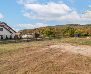 VÁŠ BUDÚCI DOMOV POD MALÝMI KARPATMI | STAVEBNÝ POZEMOK 654 m², SMOLENICE