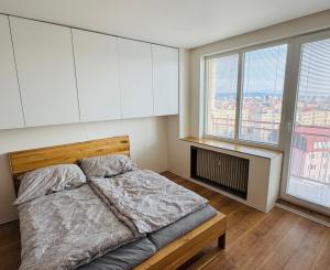 ! Znížená cena! PREDAJ: 2-izbový nadštandardne zrekonštruovaný byt s výhľadom na centrum Košíc