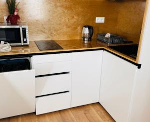 ! Znížená cena! PREDAJ: 2-izbový nadštandardne zrekonštruovaný byt s výhľadom na centrum Košíc