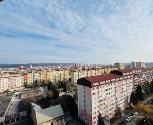 ! Znížená cena! PREDAJ: 2-izbový nadštandardne zrekonštruovaný byt s výhľadom na centrum Košíc