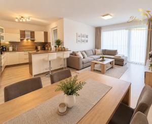 BÝVANIE V SRDCI PIEŠŤAN – 3 IZBY, 90 m² A PRIESTRANNÁ LOGGIA