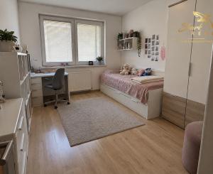 BÝVANIE V SRDCI PIEŠŤAN – 3 IZBY, 90 m² A PRIESTRANNÁ LOGGIA