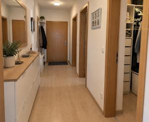 BÝVANIE V SRDCI PIEŠŤAN – 3 IZBY, 90 m² A PRIESTRANNÁ LOGGIA