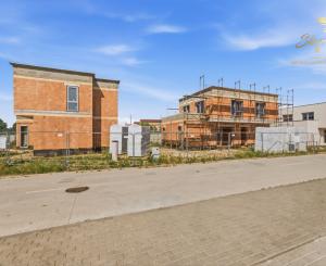 LUXUSNÁ MESTSKÁ 5-IZBOVÁ VILA SO STREŠNOU TERASOU | SENEC – KYSUCKÁ ULICA