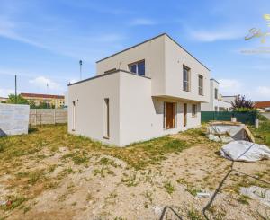 LUXUSNÁ MESTSKÁ 5-IZBOVÁ VILA SO STREŠNOU TERASOU | SENEC – KYSUCKÁ ULICA