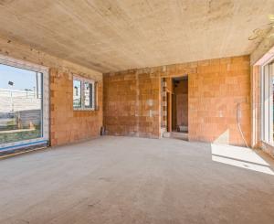 LUXUSNÁ MESTSKÁ 5-IZBOVÁ VILA SO STREŠNOU TERASOU | SENEC – KYSUCKÁ ULICA