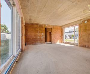 LUXUSNÁ MESTSKÁ 5-IZBOVÁ VILA SO STREŠNOU TERASOU | SENEC – KYSUCKÁ ULICA