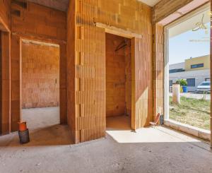 LUXUSNÁ MESTSKÁ 5-IZBOVÁ VILA SO STREŠNOU TERASOU | SENEC – KYSUCKÁ ULICA