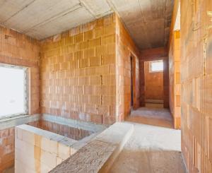LUXUSNÁ MESTSKÁ 5-IZBOVÁ VILA SO STREŠNOU TERASOU | SENEC – KYSUCKÁ ULICA