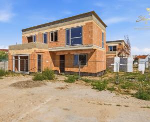 LUXUSNÁ MESTSKÁ 6-IZBOVÁ VILA SO STREŠNOU TERASOU | SENEC – KYSUCKÁ ULICA