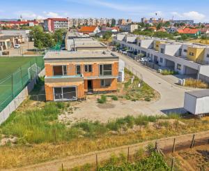 LUXUSNÁ MESTSKÁ 6-IZBOVÁ VILA SO STREŠNOU TERASOU | SENEC – KYSUCKÁ ULICA