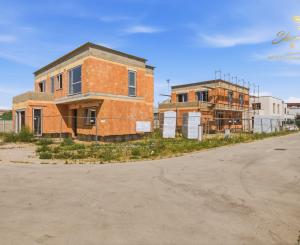 LUXUSNÁ MESTSKÁ 6-IZBOVÁ VILA SO STREŠNOU TERASOU | SENEC – KYSUCKÁ ULICA
