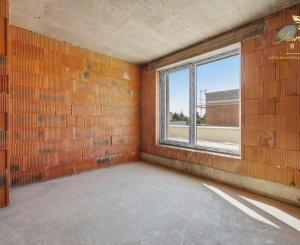 LUXUSNÁ MESTSKÁ 6-IZBOVÁ VILA SO STREŠNOU TERASOU | SENEC – KYSUCKÁ ULICA