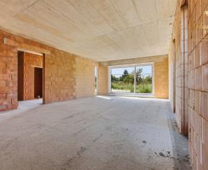 LUXUSNÁ MESTSKÁ 6-IZBOVÁ VILA SO STREŠNOU TERASOU | SENEC – KYSUCKÁ ULICA