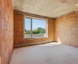 LUXUSNÁ MESTSKÁ 6-IZBOVÁ VILA SO STREŠNOU TERASOU | SENEC – KYSUCKÁ ULICA