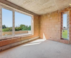 LUXUSNÁ MESTSKÁ 6-IZBOVÁ VILA SO STREŠNOU TERASOU | SENEC – KYSUCKÁ ULICA