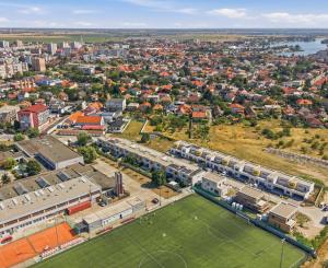 LUXUSNÁ MESTSKÁ 6-IZBOVÁ VILA SO STREŠNOU TERASOU | SENEC – KYSUCKÁ ULICA