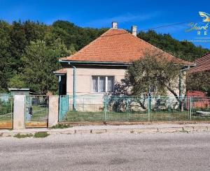 Na predaj dom v Novej Bošáci s rovinatým pozemkom 