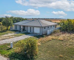 ZNÍŽENÁ CENA : Novostavba rodinného bungalovu s veľkorysým pozemkom a prémiovým štandardom - Šurany