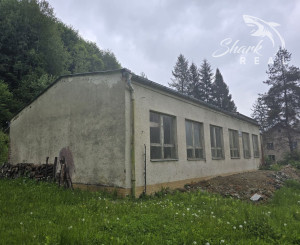 Priestranná budova s bývaním