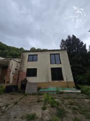 Priestranná budova s bývaním