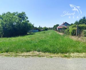 Ponúkam na predaj krásny pozemok vo výbornej lokalite.