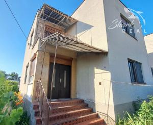 NEPREHLIADNITE! Na predaj 4 izbový rodinný dom v tichej časti obce